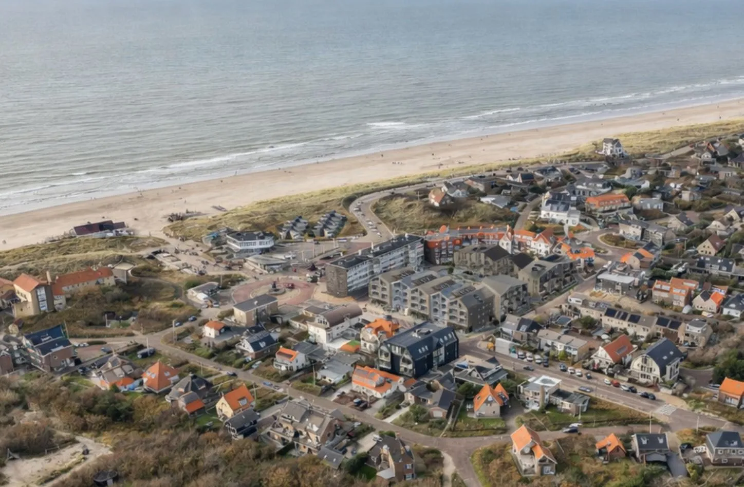 Luchtfoto van Bergen aan Zee met het dorp, de duinen en het strand